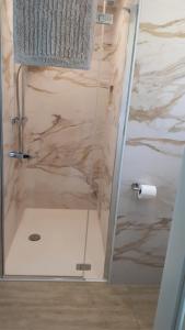 圣沃尔夫冈Schafberg Apartment的浴室里有玻璃门的淋浴间 更多43张照片