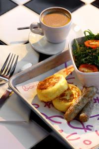 un plato de comida con salchichas y una taza de café en Moxy Miami Wynwood, en Miami