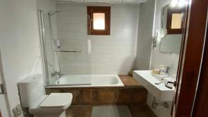 a bathroom with a tub and a toilet and a sink at Bed & Breakfast Casa El Sueño in Arcos de la Frontera +32 photos