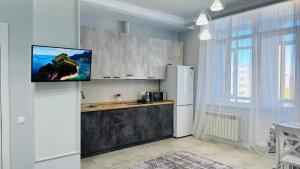 Η κουζίνα ή μικρή κουζίνα στο Красивые апартаменты на ЭКСПО