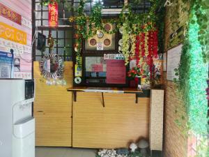 Kampong Salengにあるhotel hen henの壁に植物を飾ったカウンター付きのレストラン