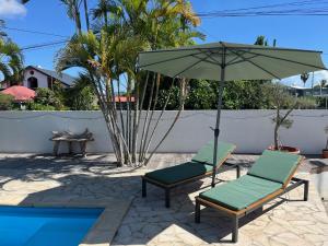 Hồ bơi trong/gần Chambre et Bungalow confort vue piscine