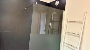 Ένα μπάνιο στο ApartHotel Riviera - Terrasse Felix Faure 2 - Massena +8 φωτογραφίες