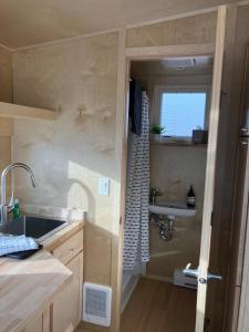 une petite cuisine avec un évier et une fenêtre dans l'établissement Luxury Tiny Home in Colorado, Ideal for Romantic Getaways to Grand Junction, à Grand Junction