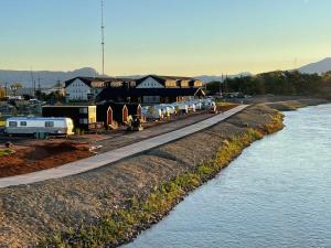 une gare à côté d'une masse d'eau dans l'établissement Luxury Tiny Home in Colorado, Ideal for Romantic Getaways to Grand Junction, à Grand Junction