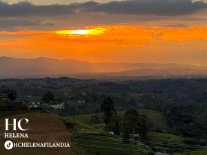 een zonsondergang over de bergen met de ondergaande zon op de achtergrond bij HC Helena in Filandia +19 foto's