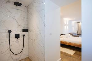 a bathroom with a shower and a bed in a room at Suite Île du Levant - Jardin & Piscine - 4 pers in La Croix-Valmer
