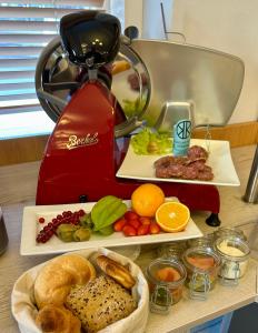 een rode mixer op een tafel met brood en fruit bij Best Western Hotel Kurfürst Wilhelm I. in Kassel