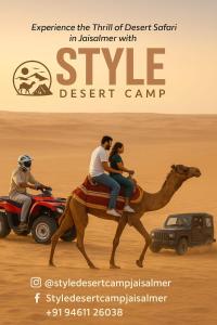 trois personnes à dos de chameau dans le désert dans l'établissement Style Desert Camp, à Jaisalmer