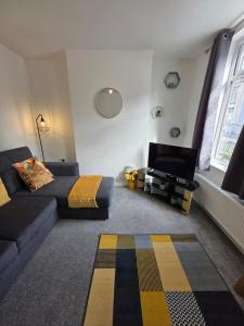 Posezení v ubytování Modern 2-Bed Home With Free Parking Sleeps 5