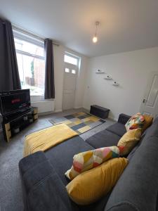 Posezení v ubytování Modern 2-Bed Home With Free Parking Sleeps 5