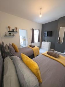 Postel nebo postele na pokoji v ubytování Modern 2-Bed Home With Free Parking Sleeps 5 + 26 fotografií