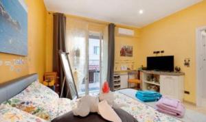 un dormitorio con una cama con animales de peluche en oparavisegenova, en Génova