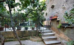 un conjunto de escaleras que conducen a un edificio con macetas en oparavisegenova, en Génova