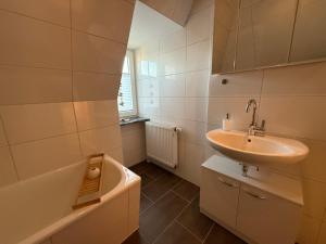 Ένα μπάνιο στο Ferienwohnung Blinkfüer +21 φωτογραφίες