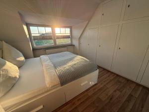 Ένα ή περισσότερα κρεβάτια σε δωμάτιο στο Ferienwohnung Blinkfüer