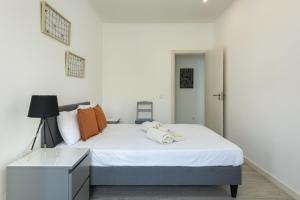- une chambre blanche avec un lit et une lampe dans l'établissement Marggisa - City Center by HD, à Faro
