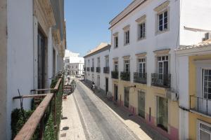 une rue vide dans une ville avec des bâtiments dans l'établissement Marggisa - City Center by HD, à Faro