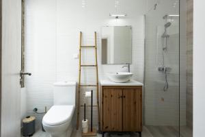 une salle de bain avec toilettes, lavabo et douche dans l'établissement Marggisa - City Center by HD, à Faro 24 autres photos