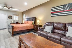 ein Wohnzimmer mit einem Bett und einer Couch in der Unterkunft Pinetop-Lakeside Cabin, Walk to Woodland Lake Park in Pinetop-Lakeside