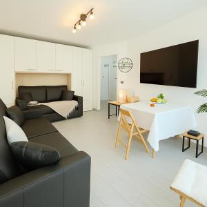 een woonkamer met een bank en een tafel bij Étoile Riviera - Studio 2P, Centre, Plages & Palais in Cannes