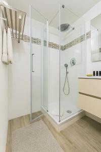 een douche in een badkamer met een glazen douchecabine bij Étoile Riviera - Studio 2P, Centre, Plages & Palais in Cannes
