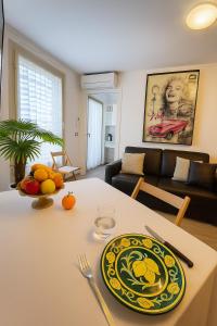 een woonkamer met een tafel met een bord erop bij Étoile Riviera - Studio 2P, Centre, Plages & Palais in Cannes