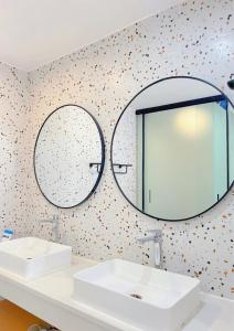 Ένα μπάνιο στο Fun Hotel