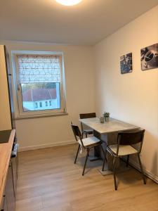 a dining room with a table and chairs and a window at La mia Casa in Bielefeld +4 photos