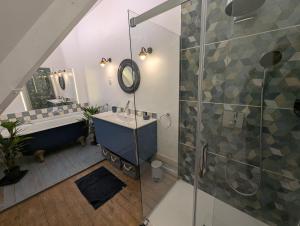 a bathroom with a shower and a sink and a tub at Au Bonheur des Voyageurs, 30' de Paris in Villennes-sur-Seine