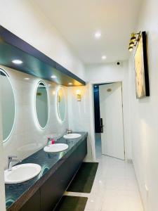 Phòng tắm tại Tam Coc Armany Hotel & Sky Restaurant +61 ảnh