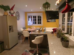 eine Küche mit einem Weihnachtsbaum an der Wand in der Unterkunft Casa Quercus Galicia a 17 minutos de Compostela! in A Estrada + 69 Fotos