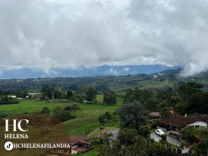 een luchtfoto van een huis in een groen veld bij HC Helena in Filandia