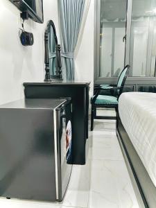 a bathroom with a sink and a bed at Tam Coc Armany Hotel & Sky Restaurant in Vũ Lâm