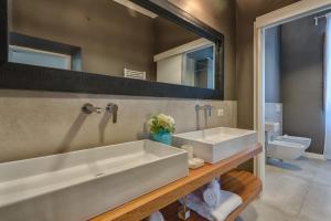 Koupelna v ubytování RomExperience Borgo Pio + 9 fotografií