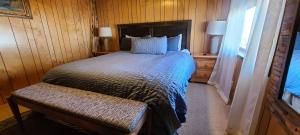 a bedroom with a large bed in a room at Lakeview Lodge, bookable boat slip! in Bass Lake