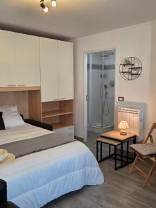 een slaapkamer met een bed en een tafel en een douche bij Étoile Riviera - Studio 2P, Centre, Plages & Palais in Cannes