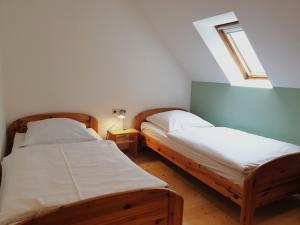 zwei Einzelbetten in einem Zimmer mit Fenster in der Unterkunft Natur Ferienpark 17 - Ferienhaus Typ A in Nieheim
