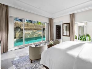 - une chambre avec un grand lit et une piscine dans l'établissement Sofitel Bali Nusa Dua Beach Resort, à Nusa Dua