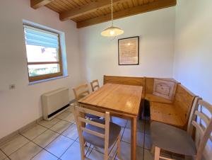 ein Esszimmer mit einem Holztisch und Stühlen in der Unterkunft Natur Ferienpark 26 - Typ A in Nieheim