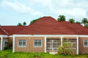 KartungにあるHomeの赤い屋根のレンガ造りの家