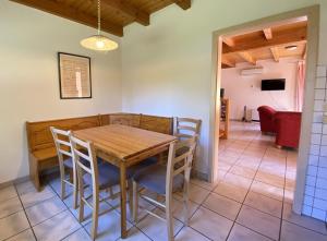 une salle à manger avec une table et des chaises en bois dans l'établissement Natur Ferienpark 28 - Ferienhaus Typ A, à Nieheim