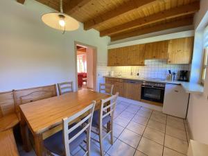 une cuisine avec une table et des chaises en bois dans l'établissement Natur Ferienpark 28 - Ferienhaus Typ A, à Nieheim 10 autres photos
