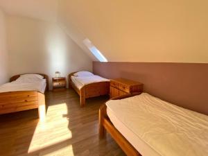 a room with two beds and two night stands at Haus 23 Natur Ferienpark - Gemütlicher Urlaubsort für entspannte Tage im Grünen und in der Nähe von den Externsteinen in Nieheim