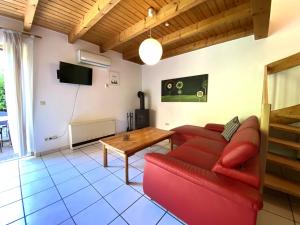 TV a/nebo společenská místnost v ubytování Natur Ferienpark 4 - Typ B