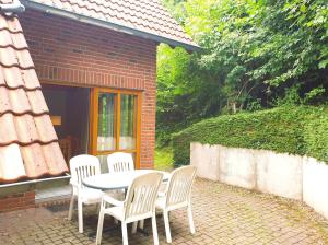 a table and chairs sitting on a patio at Haus 9 Natur Ferienpark, WLAN, Kostenfreier Parkplatz, Grillen auf der Terrasse Schöne Familienzeit! in Nieheim