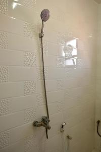 a shower with a shower head in a bathroom at Al Hudu Mountain House - Jebel Shams in Al Ḩayl