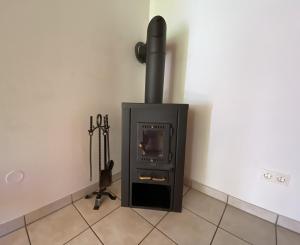 un poêle noir dans un coin d'une pièce dans l'établissement Natur Ferienpark 2 - Typ A, à Nieheim