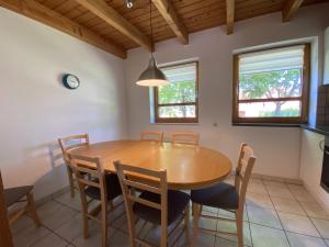 une salle à manger avec une table et des chaises en bois dans l'établissement Natur Ferienpark 2 - Typ A, à Nieheim