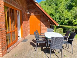 a table and chairs sitting on a patio at Haus 25 im Natur Ferienpark, Erlebnisurlaub mit Action, Radfahren und Wanderabenteuern im Grünen in Nieheim